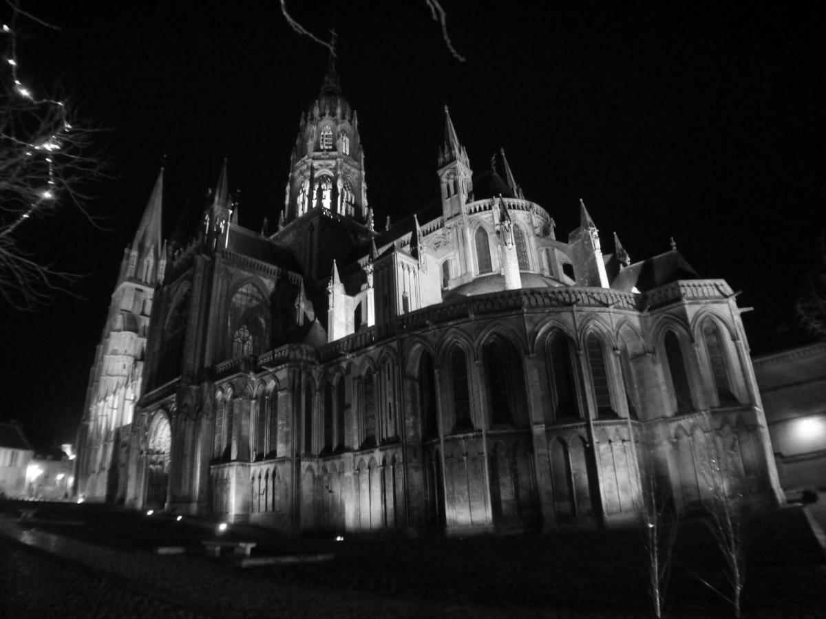 Les Combles De L Aure Grand Studio Cosy Confortable Classe 3 Etoiles Centre Bayeux 2 Mn A Pied Cathedrale Proche Plages Du Debarquement ภายนอก รูปภาพ